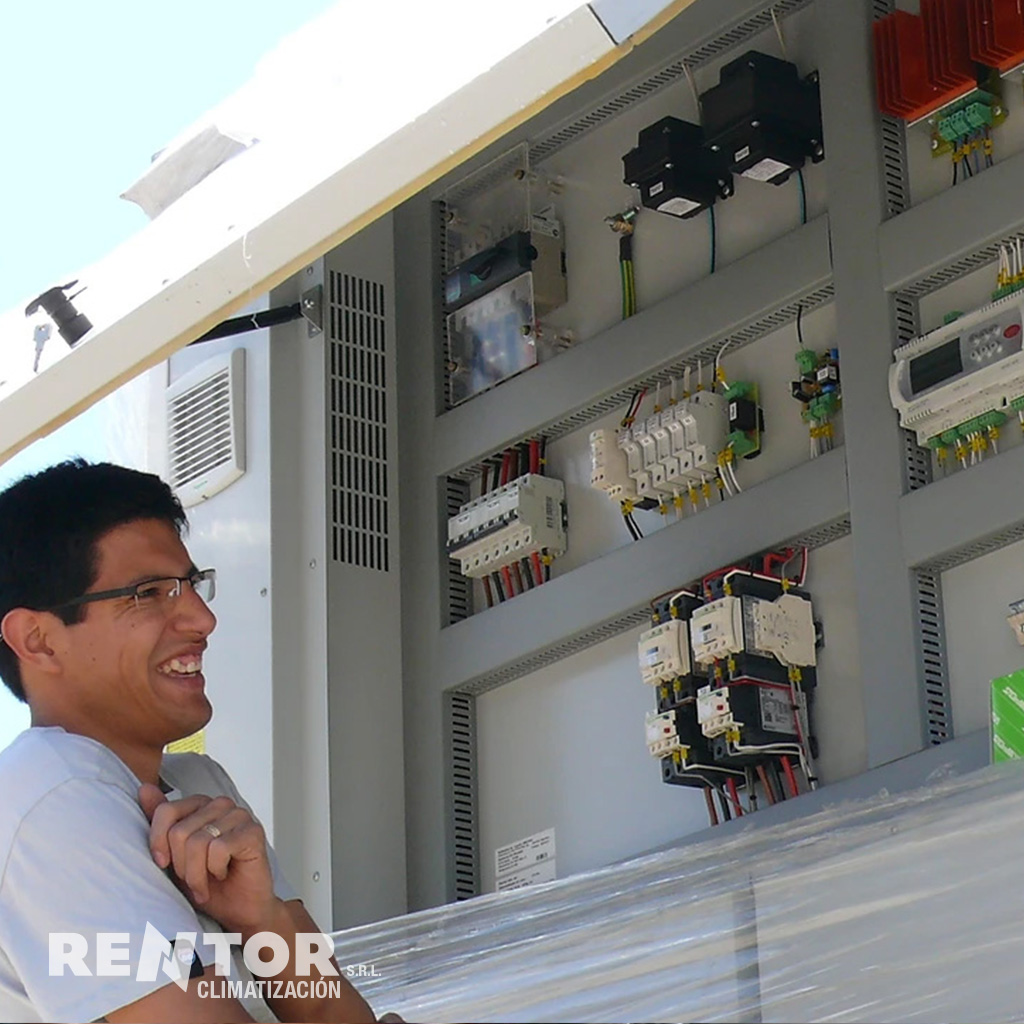 Personal de Rentor revisando tablero de control de la unidad central de aire.
